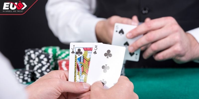 Hướng Dẫn Chơi Poker EU9 - Luật, Chiến Thuật & Mẹo Thắng Lớn 3 Quan sát đối thủ đánh Poker